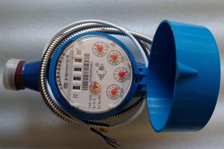 無線遠傳水表是如何進行數(shù)據(jù)采集傳輸?shù)模?/></p><p>　　當水流入水表后，會沿著葉輪盒底部進水孔進入到計量機構(gòu)，水流會推動葉輪旋轉(zhuǎn)，然后由葉輪盒上部出水孔的位置流出，正常情況下，葉輪轉(zhuǎn)速和水的流量是成正比的，葉輪轉(zhuǎn)動的時候，就能夠通過齒輪傳遞給指示機構(gòu)，并記錄出流經(jīng)水表的水總量。記錄的用水量數(shù)據(jù)會通過無線網(wǎng)絡(luò)技術(shù)和后臺數(shù)據(jù)管理中心聯(lián)通，來實現(xiàn)遠程抄表、網(wǎng)絡(luò)充值、遠程控制和故障檢測。</p><p>　　<strong>水表的數(shù)據(jù)如何采集傳輸?</strong></p><p>　　水表是通過給計量基表安裝加傳發(fā)訊模塊，這樣就后臺就能夠接收無線抄表主機發(fā)出的抄表指令，由無線通訊模塊能夠?qū)⑺砩厦娴挠盟?/p><p>　　數(shù)據(jù)上傳到服務(wù)器，以便供水公司進行抄表和計算水費。</p><p>　　無線遠程水表的安裝是非常簡單容易的，其中，一根總線可以連接同一幢樓內(nèi)全部住戶的水表，可以大大節(jié)省施工費用。其中數(shù)據(jù)采集器不參與底層數(shù)據(jù)的采集，僅僅作為通訊功能使用，計量不受外界影響。</p><p style=